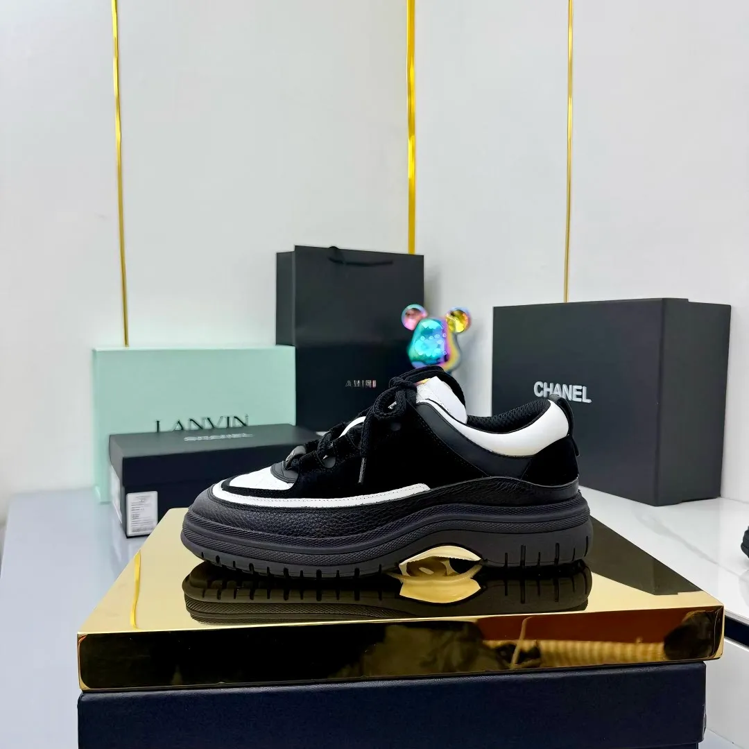 👟👟Ex-factory price 600👟👟 CHANEL 25C early autumn vacation style new casual shoes. A pair of comfortable shoes can reduce the fatigue on your feet. The new style is very versatile, whether it is daily wear or a sister party. It can be easily used for commuting in the workplace, outdoor sports and various occasions. It can increase the height, straighten the legs, modify the shape of the feet, is comfortable and comfortable without rubbing the feet, and has good breathability. It can also be worn in summer. Office workers can also easily own it when wearing it. The fabric is pebbled cowhide + plaid pad to show off sheepskin. The original open-molded rubber foam outsole! size: 35-40 (41 customized, non-refundable and non-exchangeable) 👉